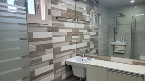Shower, hair dryer, bidet, soap - JbadaHotel (Jeju City)
