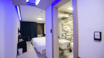 Habitación Deluxe con 2 camas individuales, vista al océano | Ropa de cama de alta calidad, edredón, cortinas blackout y wifi gratis