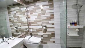 Habitación estándar, vistas al mar | Baño | Ducha, secador de pelo, bidé y jabón