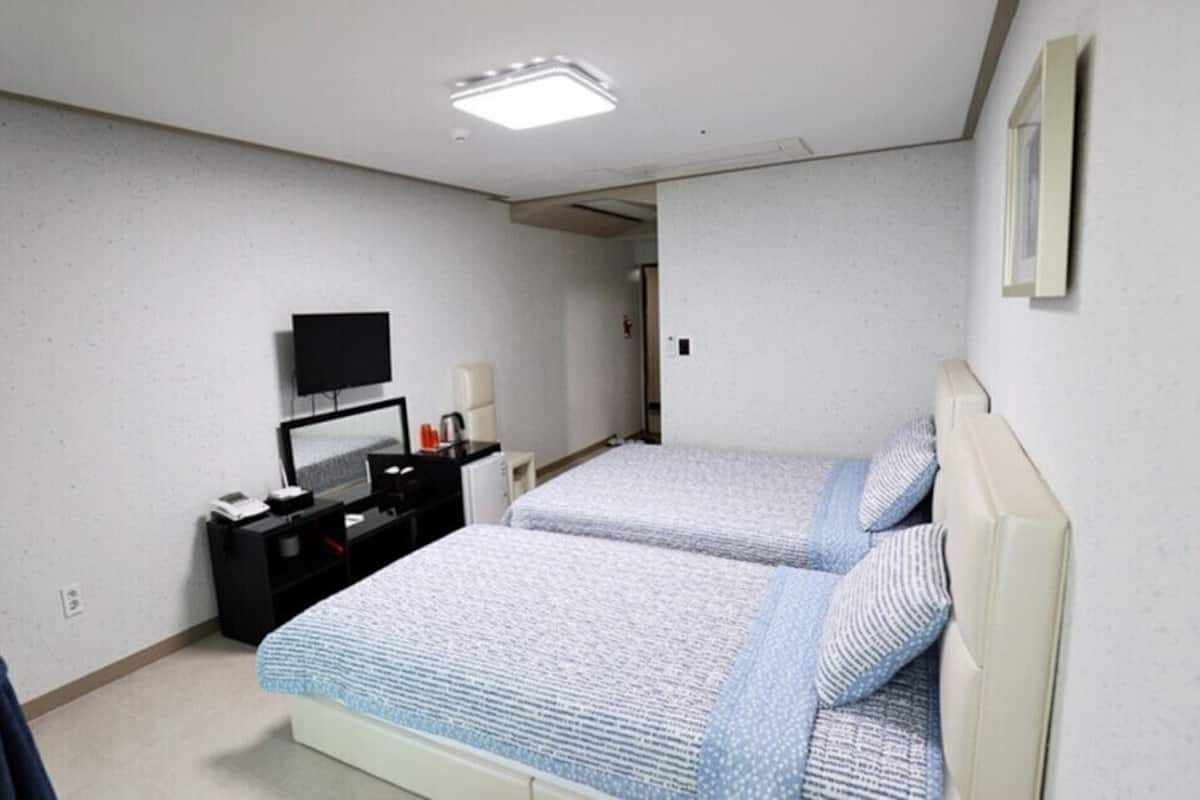 Phòng 2 giường đơn Deluxe, quang cảnh núi | Bộ đồ giường cao cấp, chăn bông, màn/rèm cản sáng