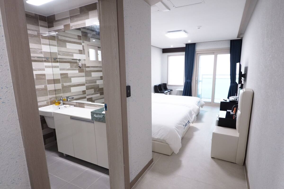 Deluxe Twin Room, Ocean View | Premium bedding, down comforters, blackout drapes, WiFi (free)