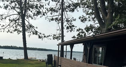 3b 2ba +loft Lakefront escape with level lot and hot tub! Pontoon available