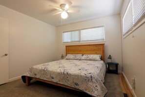 3 chambres, bureau, fer et planche à repasser, lit parapluie