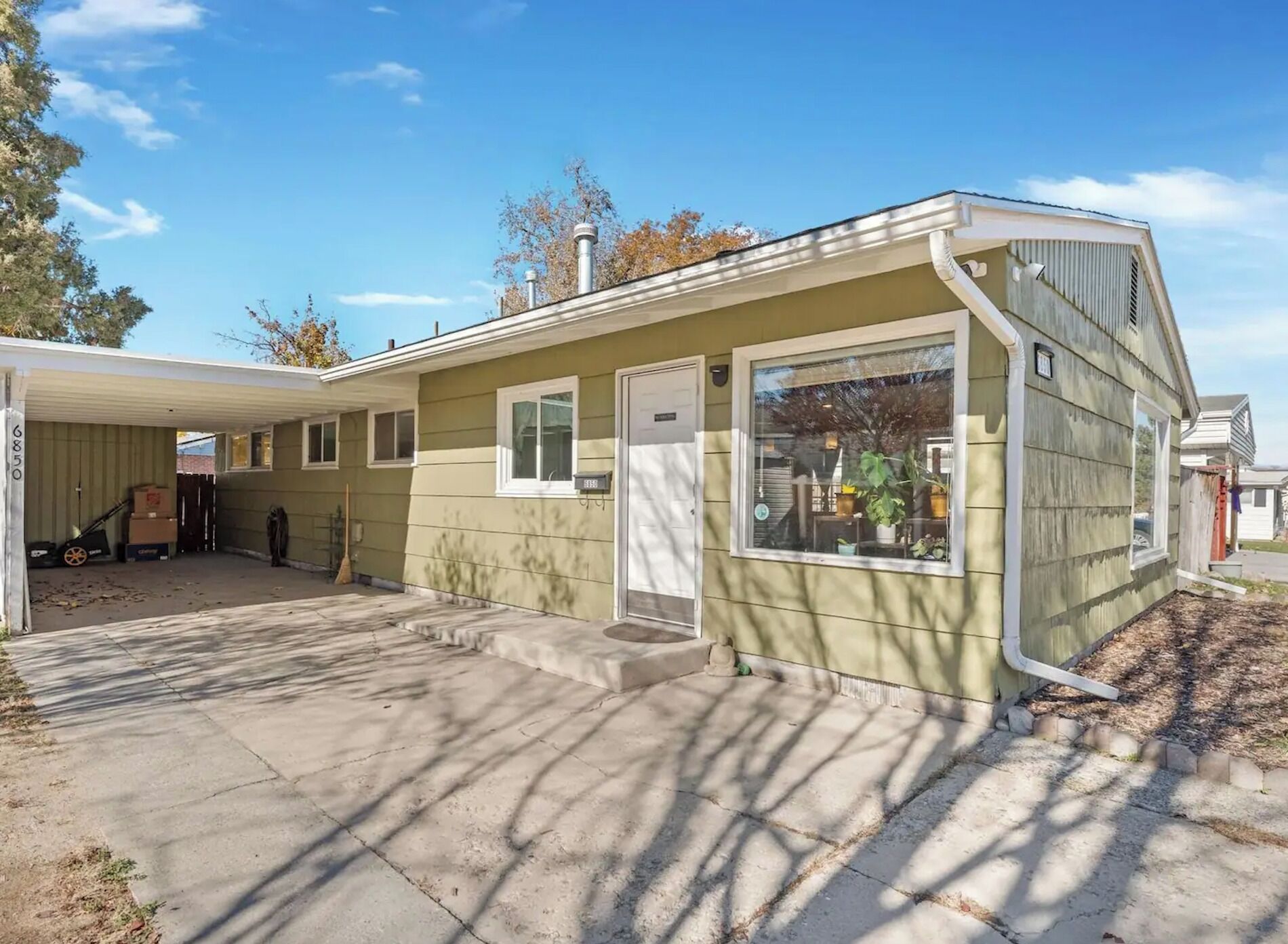Cozy home located minutes from Cottonwood Canyons; perfect for ski or bike trip!