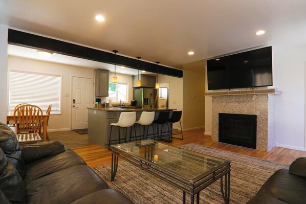 TV connectée, cheminée, livres