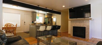 Cozy 3 bedroom. Sleeps up to 10. Child friendly and close to canyons.