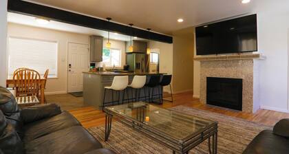 Cozy 3 bedroom. Sleeps up to 10. Child friendly and close to canyons.