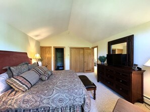 4 bedrooms, desk, iron/ironing board, free WiFi