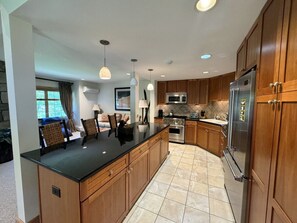 ثلاجة، ميكروويف، فرن، موقد طهي مسطح