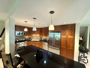 Fridge, microwave, oven, stovetop - Hermitage premier ski-on/off. (Wilmington)