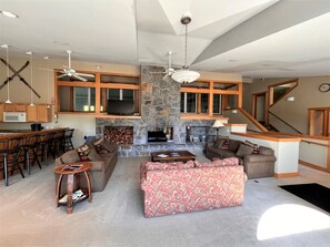 Smart TV, chimenea, estéreo