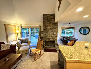 TV connectée, cheminée, chaîne hi-fi