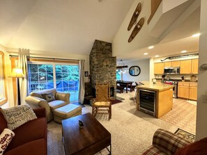 Smart TV, chimenea, estéreo