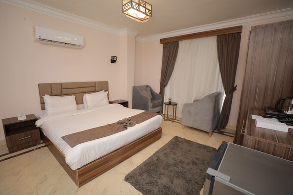 أغطية فراش متميزة وأسرّة بطبقة علوية مريحة وعناصر مجانية داخل الميني بار