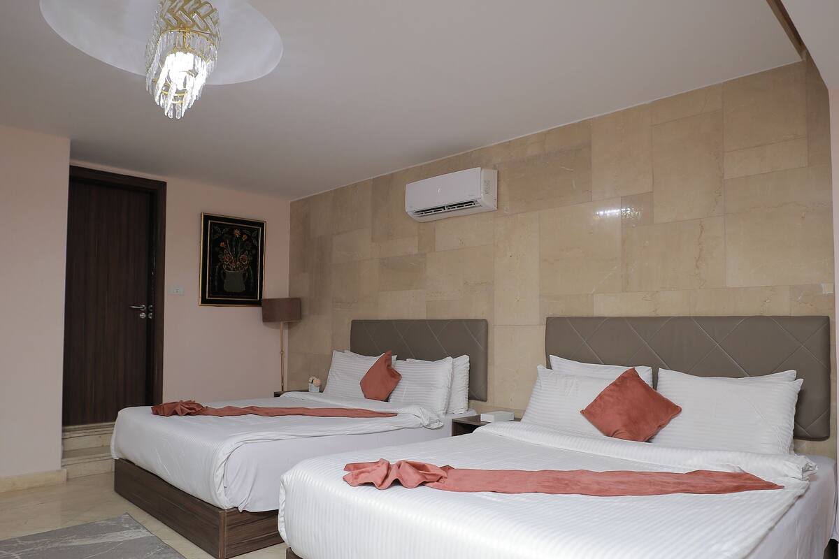 Premium bedding, pillowtop beds, minibar (free items), in-room safe
