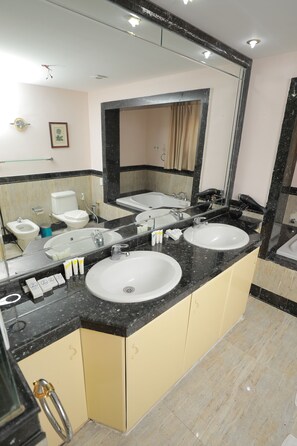 Suite familiar, vista a la ciudad | Baño | Amenidades de baño gratuitas, secadora de cabello, batas, pantuflas 