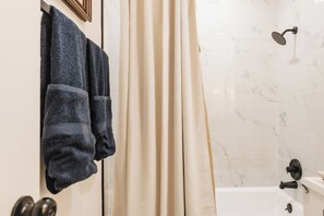 Douche, articles de toilette écologiques, serviettes fournies