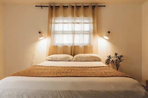 3 bedrooms, desk, iron/ironing board, travel crib - SXSW SoCo Getaway @WabiSabi 3BR Home🌟Firepit with Outdoor TV ❤️ Mints to Dtwn (Austin)