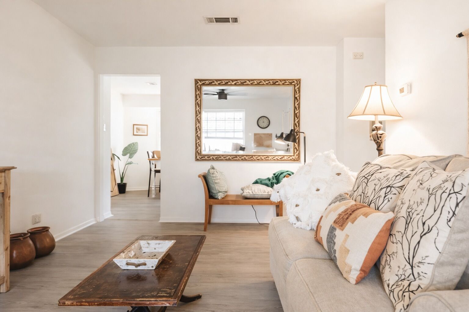 Smart TV, libros y oficina 