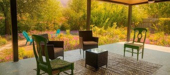 SoCo Getaway 🌟 3BR/4 Beds 🏊♀️ Cowboy Pool ❤️ 5 min to Downtown/SoCo