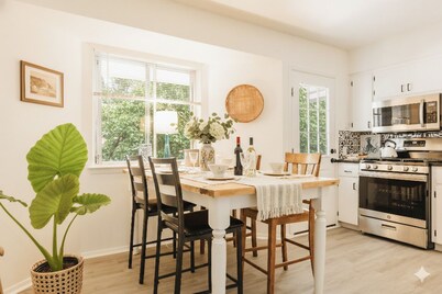 SXSW SoCo Getaway @WabiSabi 3BR Home🌟Minutes to Dtwn w/ Firepit & Outdoor TV ❤️