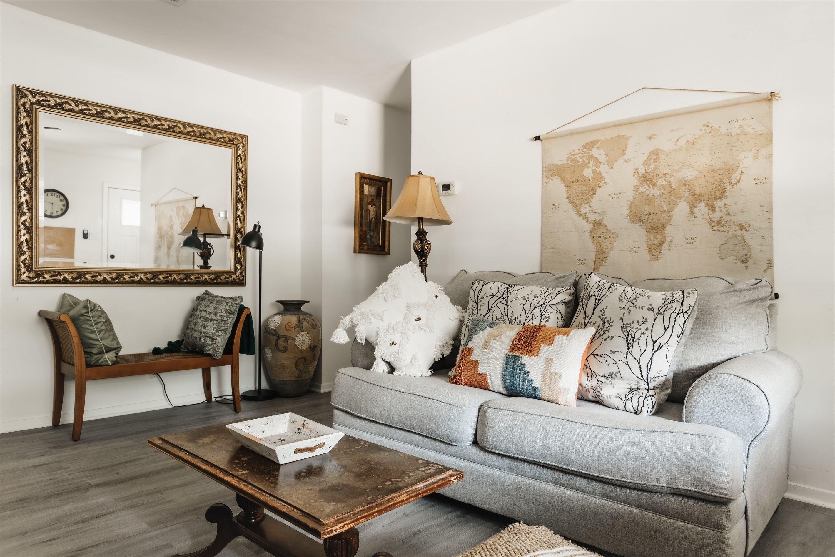 Smart-tv, boeken en een kantoor