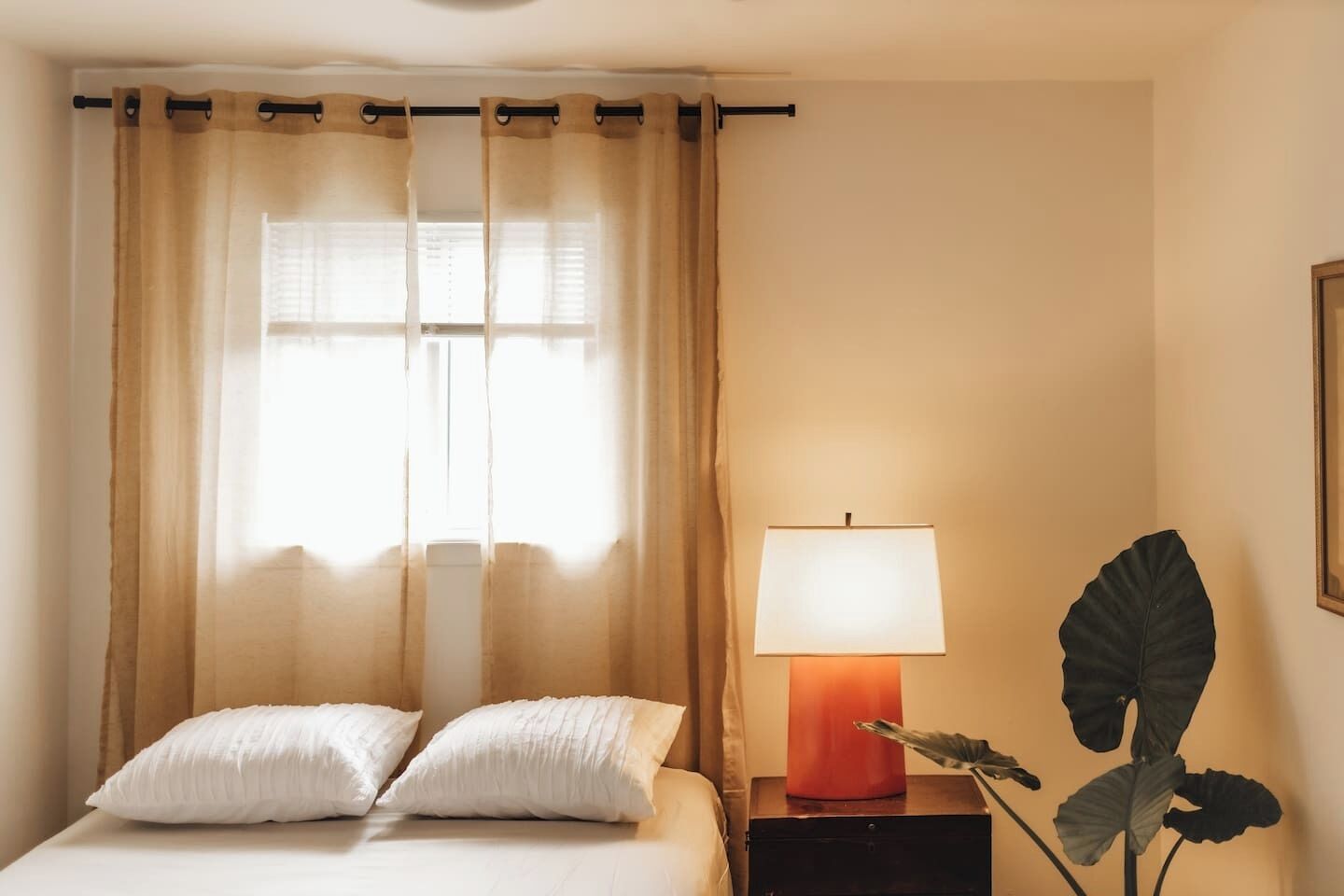 3 chambres, bureau, fer et planche à repasser, lit parapluie