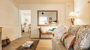 Smart TV, lareira, livros, escritórios