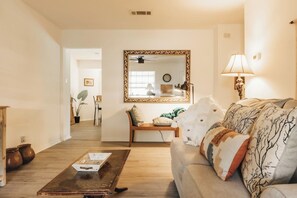 Smart TV, chimenea, libros y oficina 