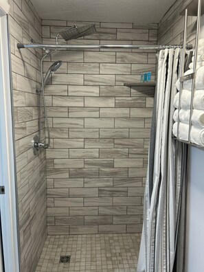 Assecador de cabells, tovalloles, sabó i paper higiènic 