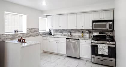 A Cottage in Downtown STL. Sleeps 10
