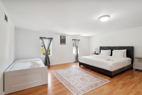 A Cottage in Downtown STL.  Sleeps 10