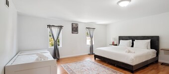 A Cottage in Downtown STL.  Sleeps 10