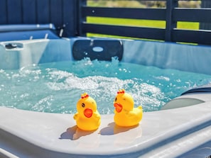 Un jacuzzi con dos patitos de goma.