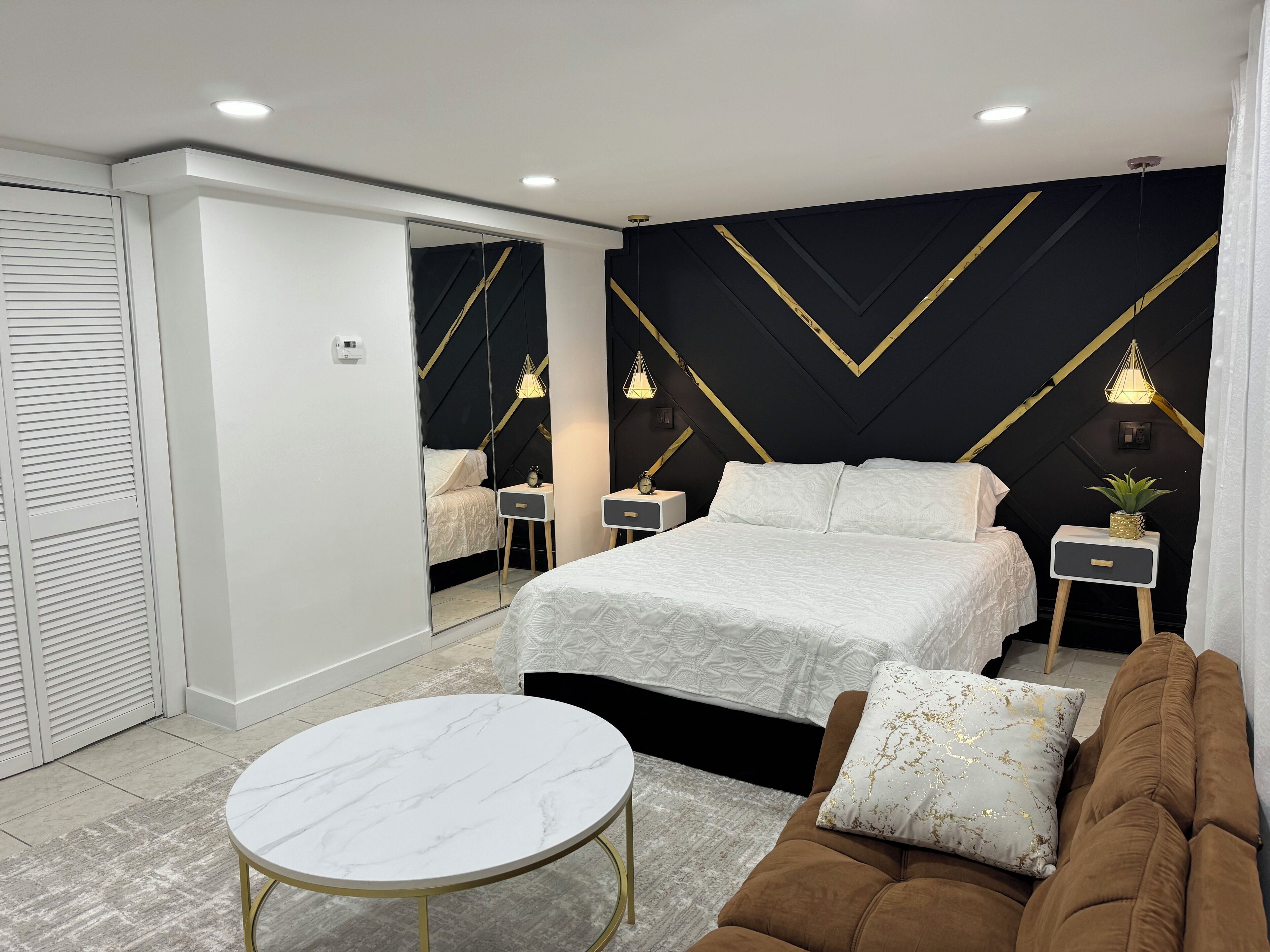 1 habitación, tabla de planchar con plancha, wifi gratis y ropa de cama 