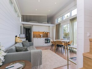 Un interior moderno con sala de estar, cocina y comedor.