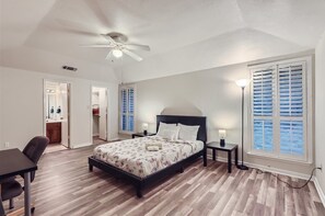 3 bedrooms, desk, iron/ironing board, WiFi - Near Downtown McKinney — Spacious Pet-Friendly Retreat w/ Office Amenities (McKinney)