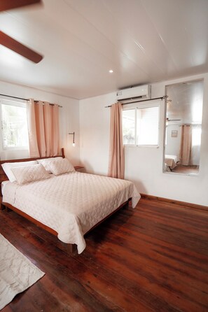 1 bedroom, free WiFi, bed sheets - Oceanfront Caribbean Holiday Home Private Entrance (Isla Colón)