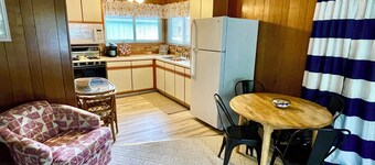 Houghton Lake cabin with garage game room lounge. No cleaning fees. 