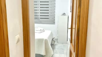 2 habitaciones, tabla de planchar con plancha y cuna de viaje