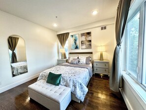 3 bedrooms, desk, iron/ironing board, free WiFi