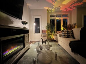 Smart TV, fireplace, books, stereo - Luxury 3BR Condo 15 Min from New York Free Parking (North Bergen)