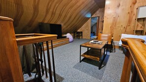 5 bedrooms, iron/ironing board, WiFi, bed sheets - The Cozy Pine (Hunter)