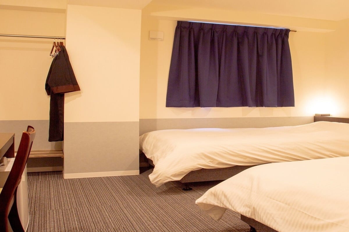 Een bureau, een strijkplank/strijkijzer, gratis wifi, beddengoed