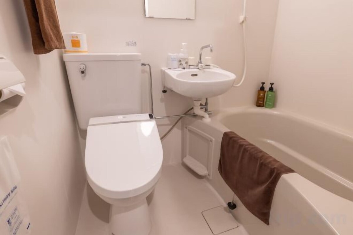 Bañera con ducha, secador de pelo, batas