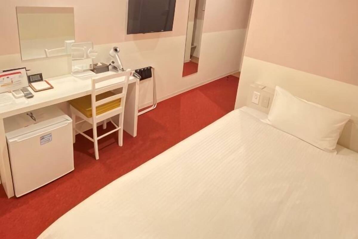 Meja, seterika/papan seterika, Wi-fi percuma, cadar katil 