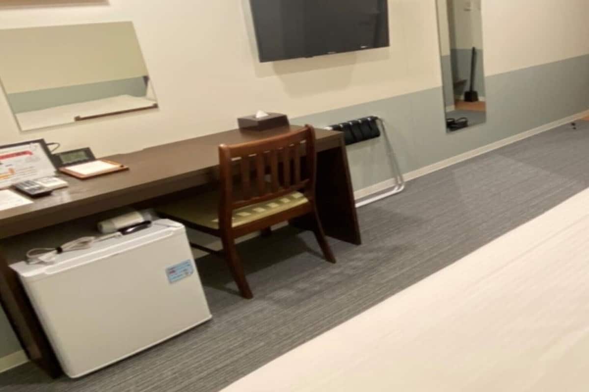 Een bureau, een strijkplank/strijkijzer, gratis wifi, beddengoed