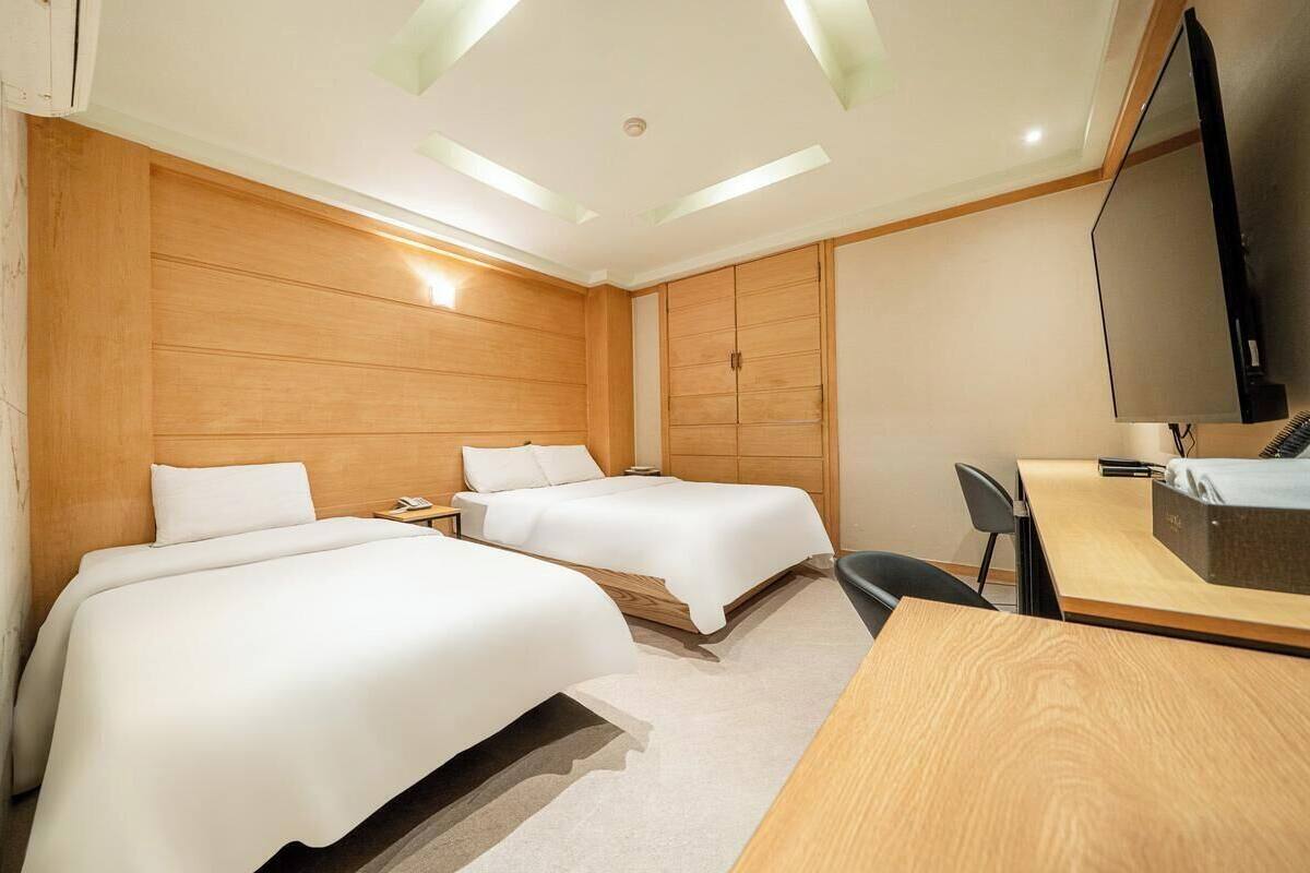 Modern Twin (long-stay) | Free WiFi