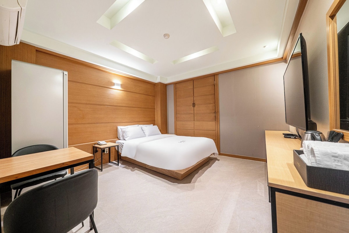 WiFi (free), bed sheets