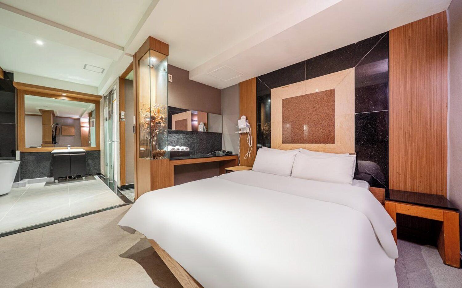 Free WiFi, bed sheets